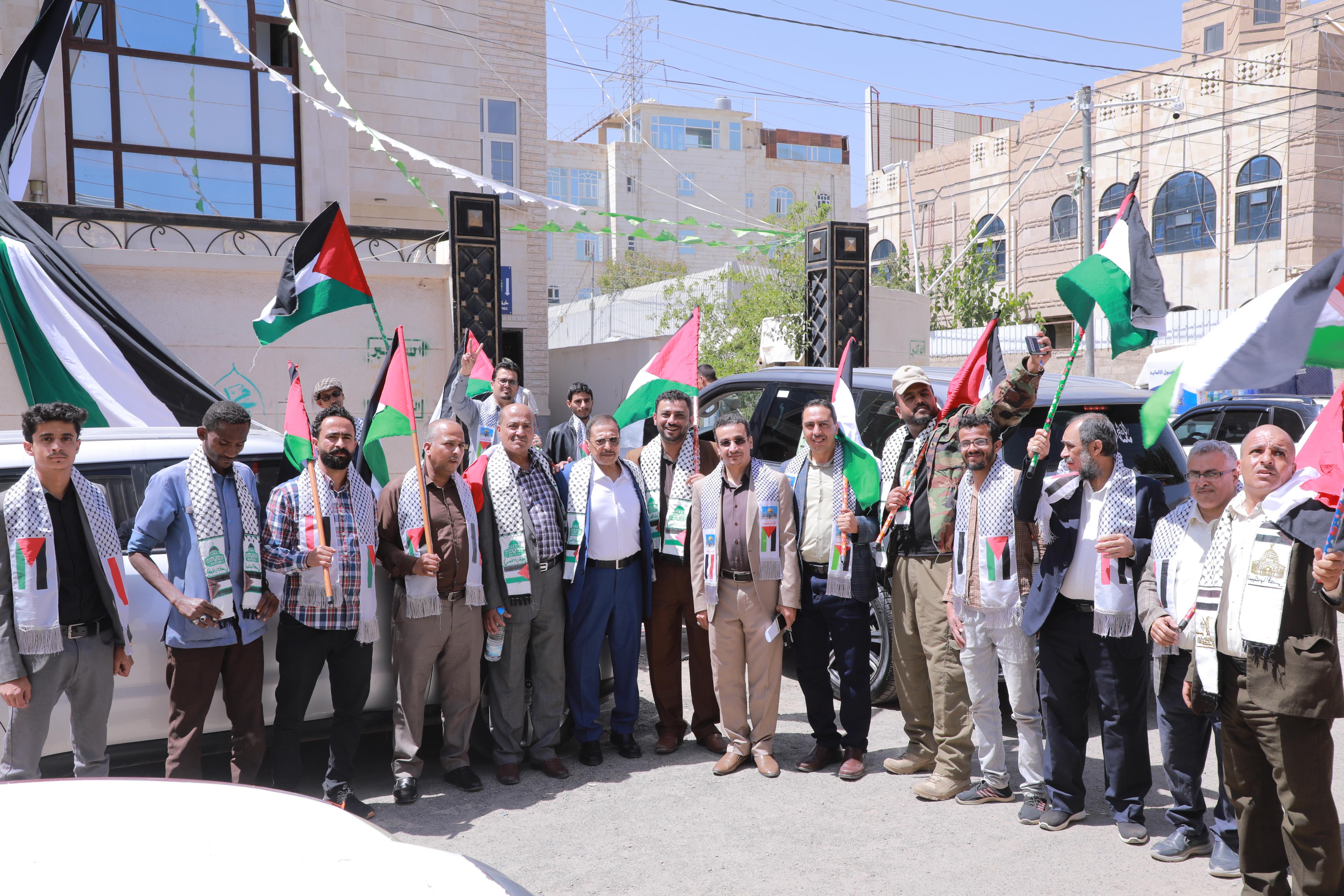 الغرفة التجارية الصناعية بأمانة العاصمة صنعاء تنظم وقفة احتجاجية للتنديد بالجرائم وحرب الإبادة التي يرتكبها كيان العدو الصهيوني الغاصب بحق أبناء الشعب الفلسطيني