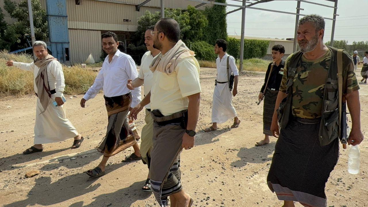عضو مجلس إدارة الغرفة الحسيني يشارك في النزول الميداني والاطلاع على أوضاع الشركة الوطنية لصناعة فحم السيسبان والخشب المضغوط بالحديدة