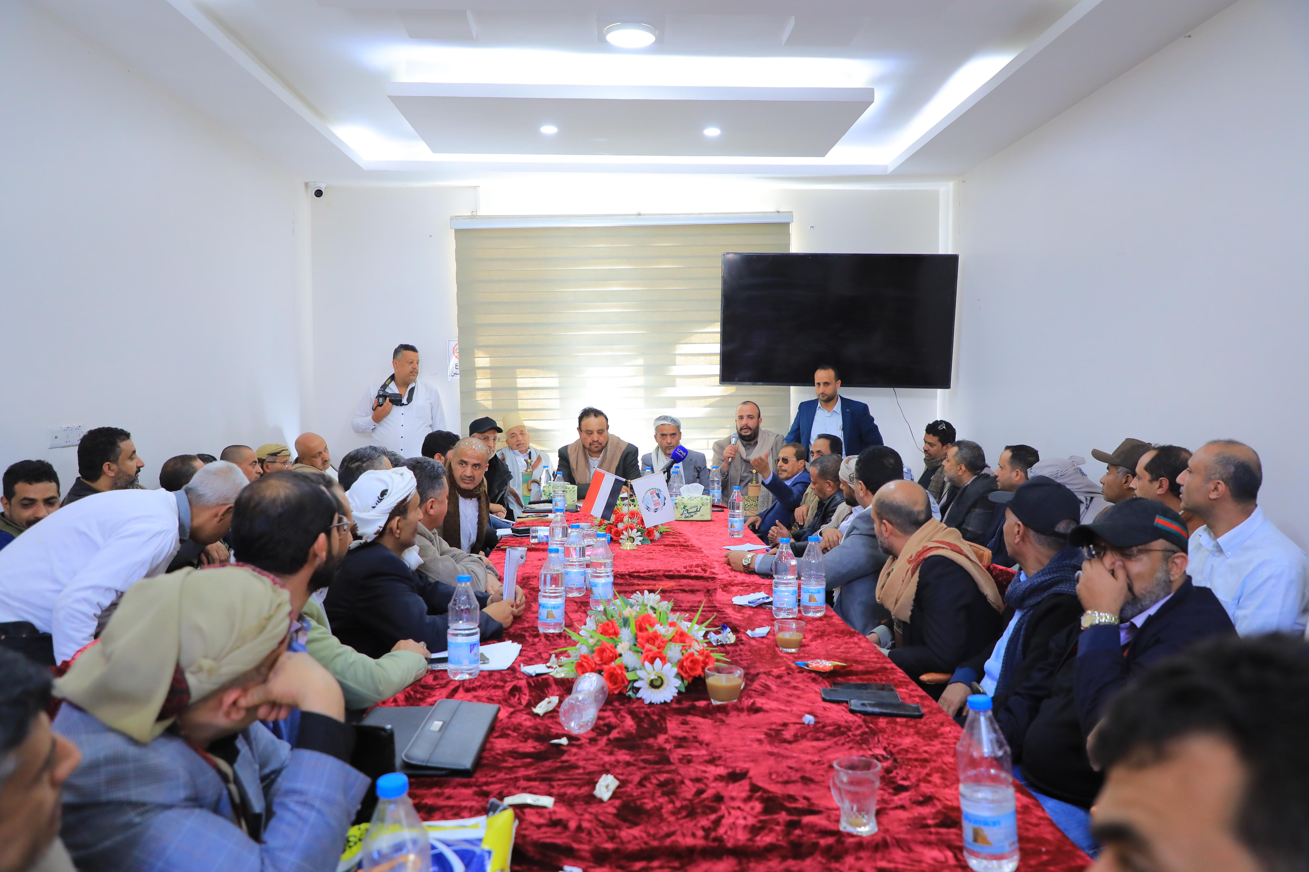 الهادي وعباد يرأسان اجتماعاً موسعاً بالغرفة التجارية الصناعية بأمانة العاصمة صنعاء لتعزيز الشراكة وتحسين بيئة الأعمال