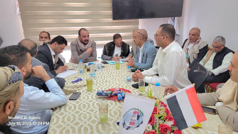 الغرفة التجارية والمصنعون المحليون للعصائر يستعرضون آلية دعم المنتج المحلي.