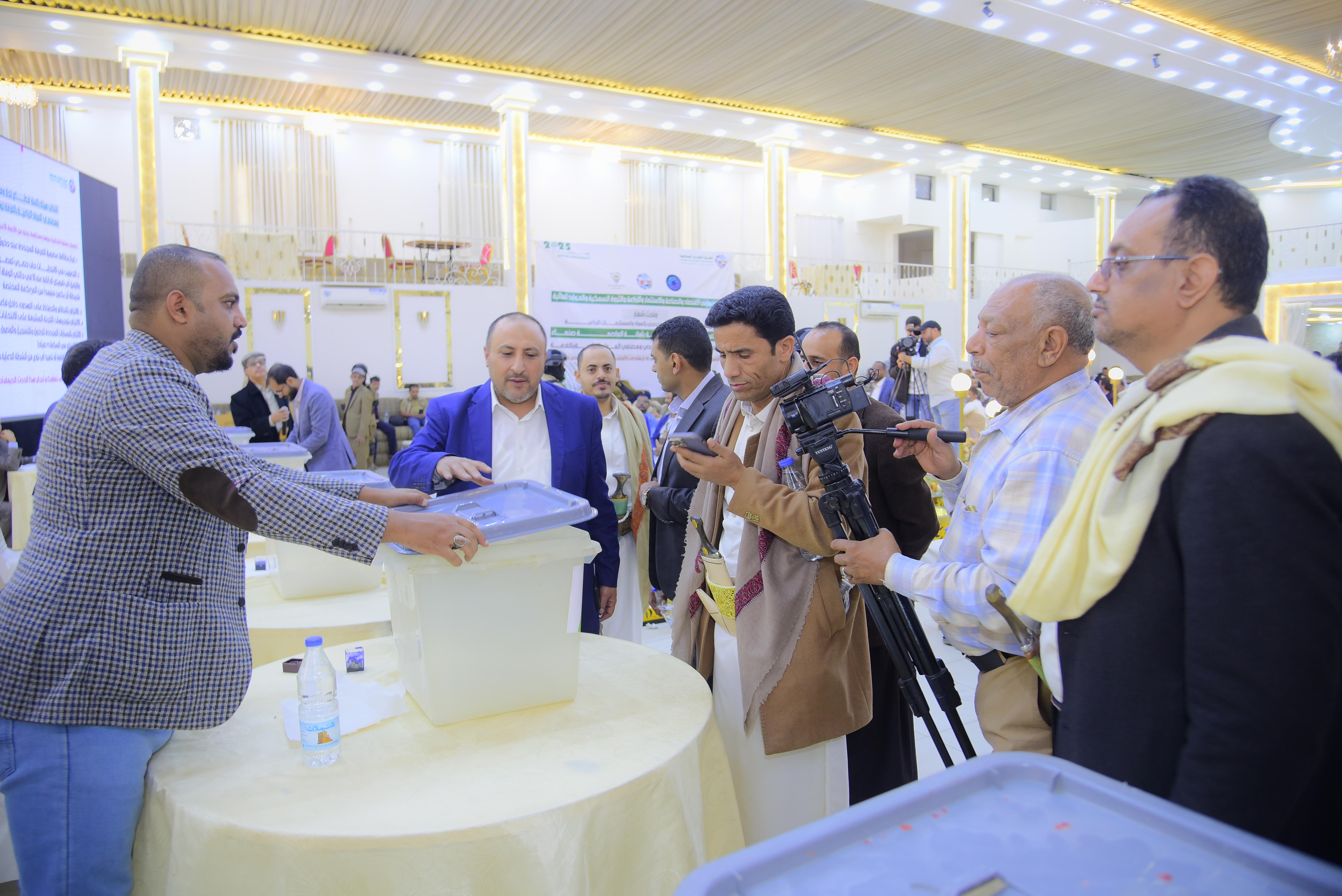 وليد محمد السري رئيسا للقطاع  الغرفة التجارية الصناعية بأمانة العاصمة صنعاء تنجح في إجراء أكبر عملية انتخابات عبر تطبيق الزوم والانتخاب المباشر لهيئة رئاسة قطاع تجار ومستوردي ومصدري ومصنعي المواد الزراعية