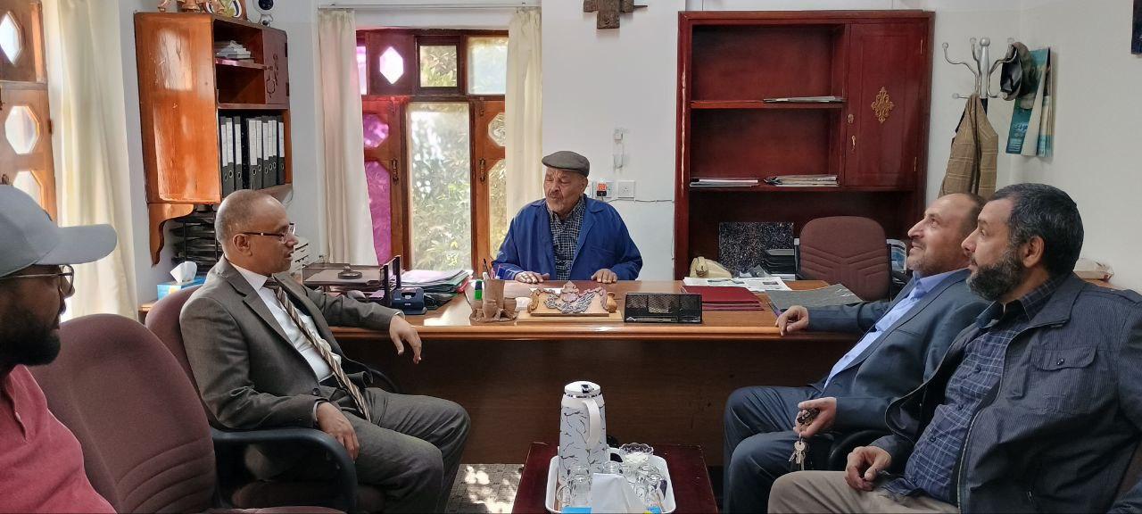 المدير العام التنفيذي للغرفة، يطلع على المنتجات الجديدة لمصنع العودي للتناوير والأدوات المنزلية