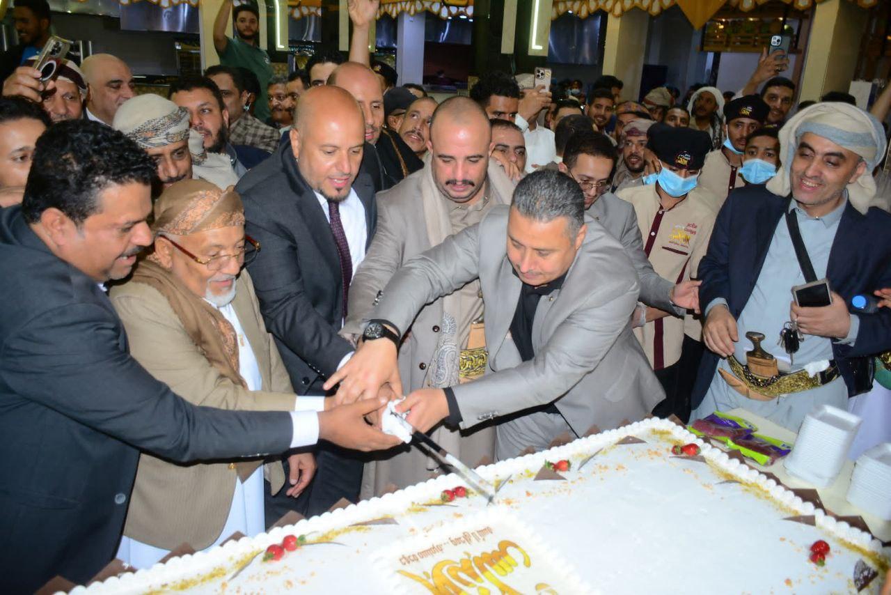 الغرفة التجارية بأمانة العاصمة تشارك في افتتاح فرع جديد لسلسلة مطاعم الأندلس