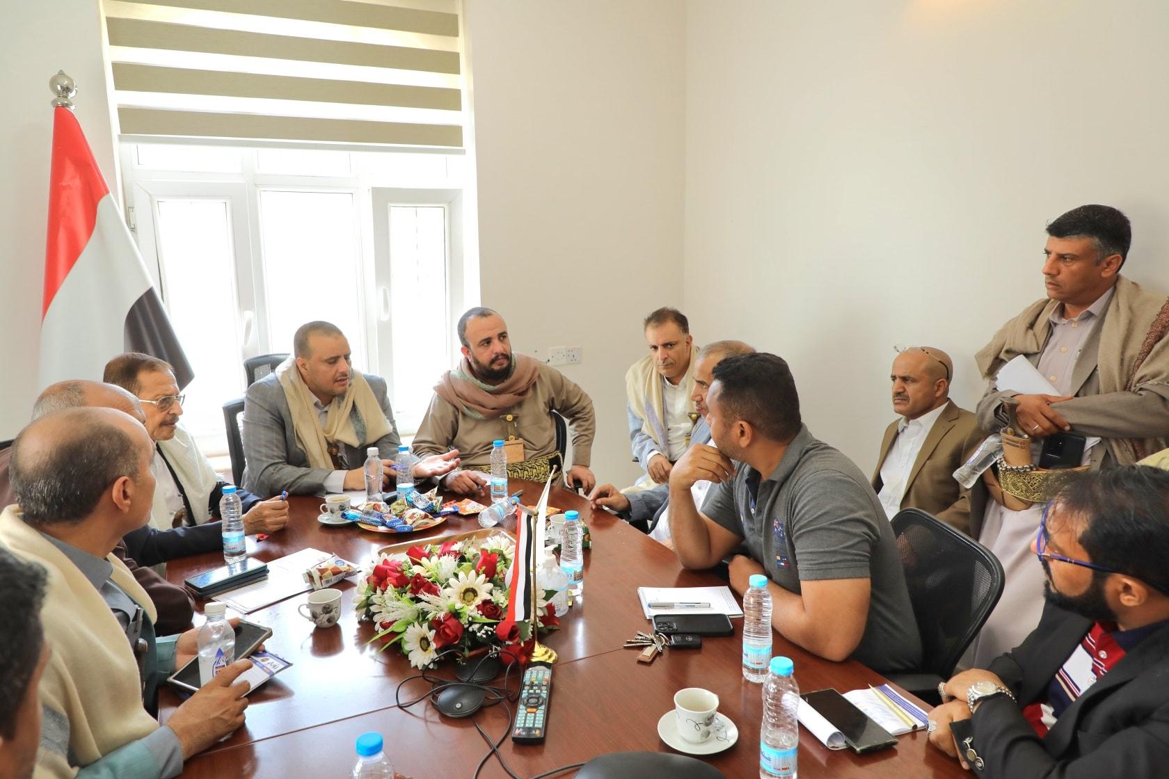 القائم بأعمال وزير الاقتصاد والصناعة والاستثمار يزور الغرفة ويناقش مع قيادة الغرفة وشركات الشحن ألية تسريع عمليات نقل الحاويات إلى ميناء الحديدة